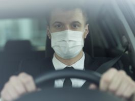 Maske im Auto