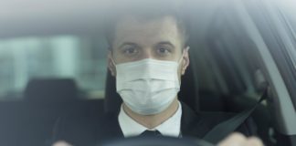 Maske im Auto