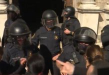 Hoteliers demonstrieren und werfen Eier und Geschirr auf dem Plaça Sant Jaume gegen die Schließung von Bars und Restaurants in Katalonien