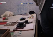 Mossos d’Esquadra die Polizei von Katalonien nimmt vier Personen in Barcelona fest die durch Gewinne aus Cyperangriffen und Computerbetrug, Geldwäsche betrieben hat