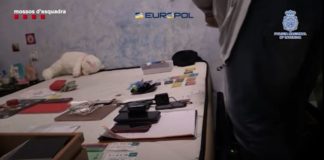 Mossos d’Esquadra die Polizei von Katalonien nimmt vier Personen in Barcelona fest die durch Gewinne aus Cyperangriffen und Computerbetrug, Geldwäsche betrieben hat