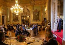 Spaniens Politiker Sie fordern den Alarmzustand und gehen anschließend auf eine Gala im Casino de Madrid feiern