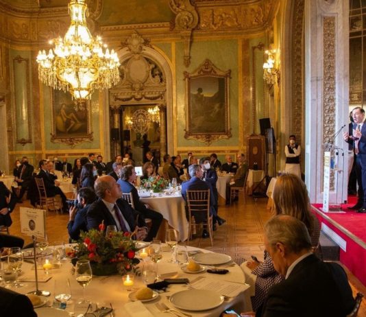 Spaniens Politiker Sie fordern den Alarmzustand und gehen anschließend auf eine Gala im Casino de Madrid feiern