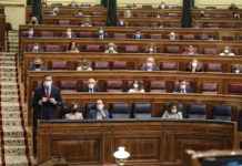 Spanische Ignoranz Sánchez verlässt den Kongress nachdem er Illa zugehört hat ohne die ​​Kritiken zu hören
