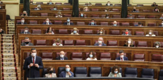 Spanische Ignoranz Sánchez verlässt den Kongress nachdem er Illa zugehört hat ohne die ​​Kritiken zu hören