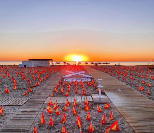 Valencia Strand Flaggen Corona