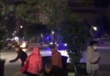 Während der Unruhen in Barcelona spielt ein Mann Klavier