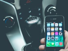 Wenn Sie das Handy während der Fahrt in Spanien benutzen werden 6 Punkte vom Führerschein abgezogen