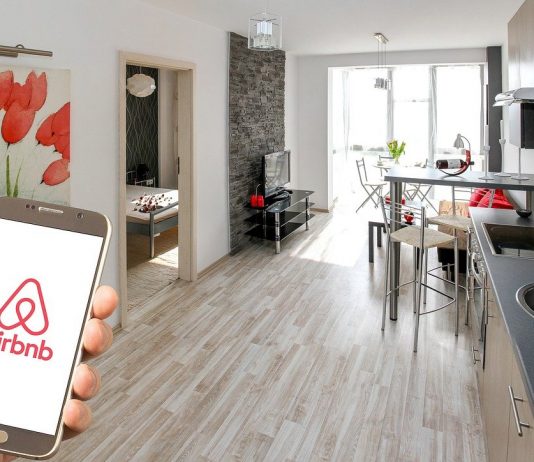 Barcelona fordert Airbnb auf 969 illegale Touristenwohnungen zu entfernen