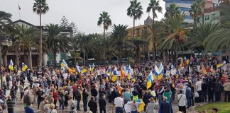 Demonstranten fordern in Las Palmas dass Einwanderer nicht als Touristen untergebracht werden