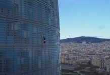 Ohne Seil und Sicherung Extremkletterer George King besteigt den Torre Glòries in Barcelona