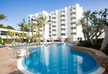 Mallorca: 10-jähriger deutscher Junge Stürzt von Hotelbalkon in Cala Millor