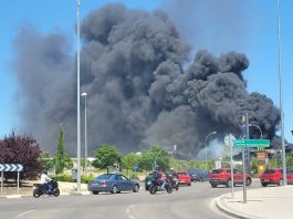 Feuer in Einkaufszentrum Mirasierra entfesselt eine große Rauchsäule im Norden von Madrid