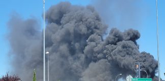 Feuer in Einkaufszentrum Mirasierra entfesselt eine große Rauchsäule im Norden von Madrid