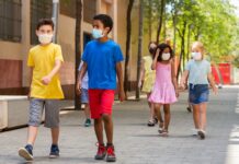 Schulkinder mit Masken Spanien