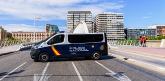 Selbstjustiz: Die Eltern eines in Valencia ermordeten jungen Mannes stechen an der Gerichtstür auf den mutmaßlichen Täter ein