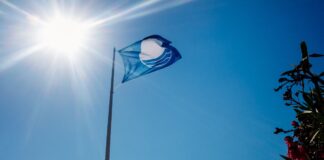 Blaue Flagge Spanien Strand