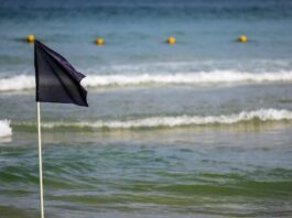 Schwarze Flagge Spanien Strand