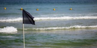 Schwarze Flagge Spanien Strand