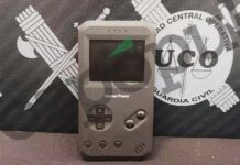 Mit diesem Game Boy stehlen sie Autos in Spanien