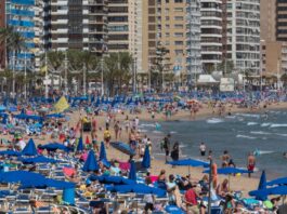 Benidorm Massen Urlauber
