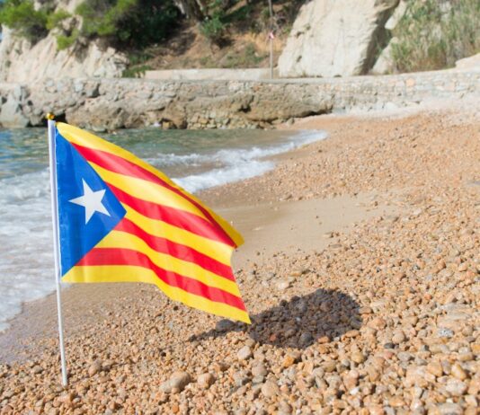 Katalonien Flagge Strand