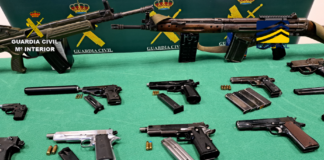 Die Guardia Civil beschlagnahmt in einer internationalen Makrooperation mehr als 80 Schusswaffen und Kriegswaffen