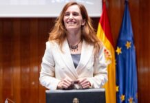Spaniens 360 Grad Gesundheitsministerin die Masken einführen will nachdem sie diese als nutzlose Maßnahme angesehen hatte