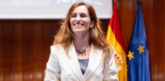 Spaniens 360 Grad Gesundheitsministerin die Masken einführen will nachdem sie diese als nutzlose Maßnahme angesehen hatte