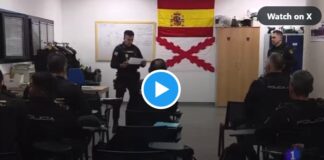 Die Nationalpolizei hängt eine Flagge der extremen Rechten an der Polizeistation in Las Palmas auf