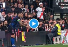 Ein Fan von Rayo Vallecano steckt während des Spiels gegen Sevilla seinen Finger in den Anus von Lucas Ocampos