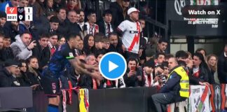 Ein Fan von Rayo Vallecano steckt während des Spiels gegen Sevilla seinen Finger in den Anus von Lucas Ocampos
