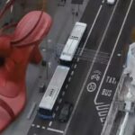 Ein mysteriöser Riesenschuh zirkuliert durch die Straßen Madrids