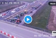 Landwirte protestieren auf den Straßen mit Traktoren die in ganz Spanien Staus verursachen