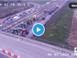 Landwirte protestieren auf den Straßen mit Traktoren die in ganz Spanien Staus verursachen