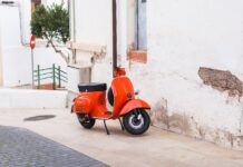 Saragossa wird das Parken von Motorrädern auf dem Bürgersteig verbieten