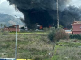 Bewohner mussten ihre Häuser verlassen als in einem Lagerhaus in Mijas ein Großbrand ausbrach