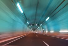 Der Tunnel der zwei Spanische Mikroklimata trennt