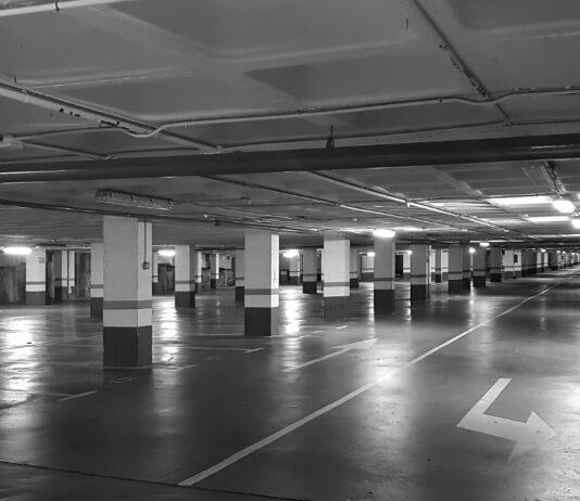 Dies sind die spanischen Städte, in denen die Garagenmieten im Jahr 2023 am stärksten gesunken sind