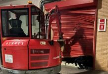 Ein junger Mann der eine PSOE-Zentrale mit einem Bulldozer angegriffen hat bittet um Amnestie
