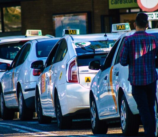 Neue Vorschriften bei Calpes Taxifahrern ist angemessene Kleidung