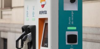 Repsol erhält den Auftrag von Adif zur Installation von 1.000 Ladepunkten für Elektroautos an 80 Bahnhöfen Spaniens