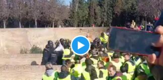 Wütende Bauern versuchen in den Aljaferia-Palast in Saragossa einzudringen