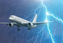 Blitz schlägt in ein Flugzeug ein das gerade auf dem Flughafen von Vigo landete