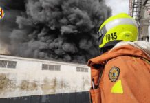 Ein Großbrand vernichtet fünf der sieben Lagerhallen der Firma Cecotec in Valencia