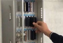 Eine Schule in Valencia installiert Schließfächer für Mobiltelefone im Unterricht