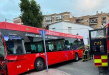 Fünfzehn Verletzte zwei davon schwer als ein Bus in Valdemoro gegen eine Mauer prallt