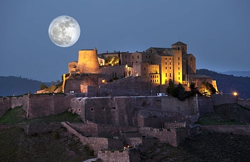 Festungshotels in Spanien in denen Sie in einer authentischen mittelalterlichen Burg übernachten können 4 Parador de Cardona