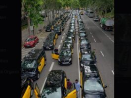 500 Taxifahrer blockieren das Zentrum von Barcelona um die Straflosigkeit der VTCs anzuprangern