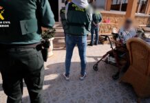 Die Guardia Civil löst ein illegales Pflegeheim einer Schweizerin mit neun Deutschen in Alicante auf